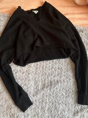 Forever 21 Black Cropped V-Neck Long Sleeve Sweatshirt
